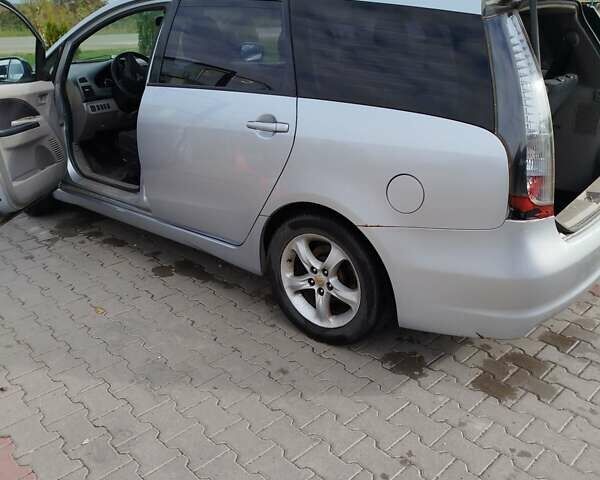 Міцубісі Грандіс 2006 у Мукачеве на Automoto.ua Сірий Міцубісі Грандіс, об'ємом двигуна 2 л та пробігом 400 тис. км за 6200 $, фото 3 на Automoto.ua