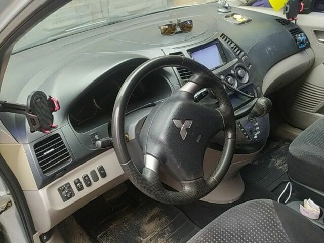 Серый Мицубиси Грандис, объемом двигателя 2.4 л и пробегом 260 тыс. км за 5700 $, фото 4 на Automoto.ua