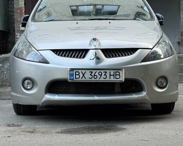Серый Мицубиси Грандис, объемом двигателя 2 л и пробегом 290 тыс. км за 5680 $, фото 2 на Automoto.ua