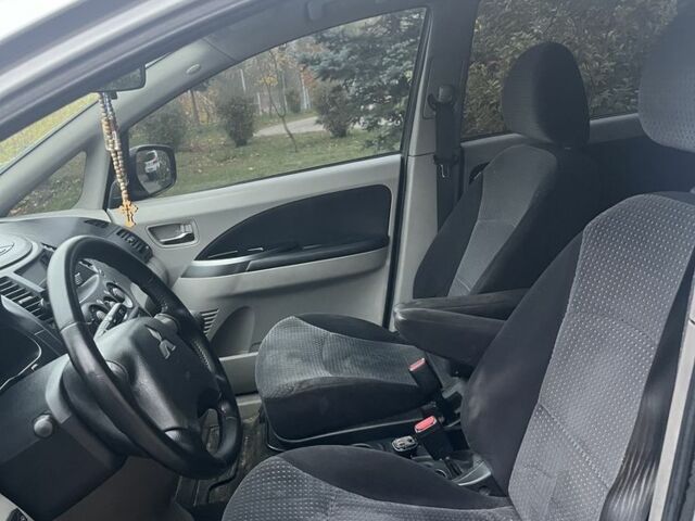 Серый Мицубиси Грандис, объемом двигателя 2.4 л и пробегом 250 тыс. км за 4800 $, фото 3 на Automoto.ua