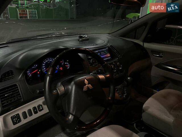 Сірий Міцубісі Грандіс, об'ємом двигуна 2.4 л та пробігом 280 тис. км за 6500 $, фото 10 на Automoto.ua