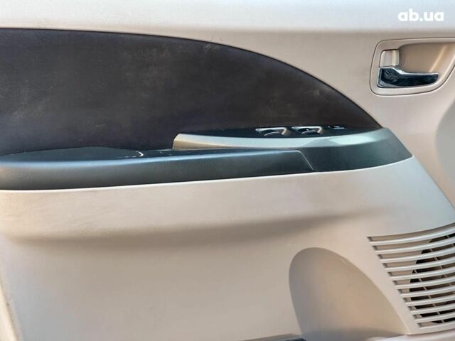 Серый Мицубиси Грандис, объемом двигателя 2.4 л и пробегом 201 тыс. км за 6990 $, фото 9 на Automoto.ua