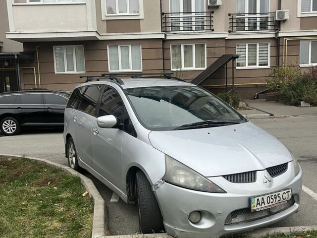 Серый Мицубиси Грандис, объемом двигателя 2.4 л и пробегом 250 тыс. км за 4800 $, фото 1 на Automoto.ua