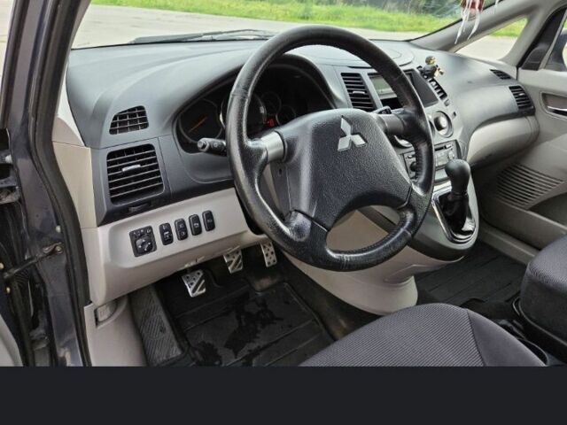Сірий Міцубісі Грандіс, об'ємом двигуна 2.4 л та пробігом 291 тис. км за 3566 $, фото 11 на Automoto.ua