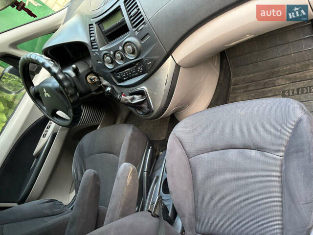 Серый Мицубиси Грандис, объемом двигателя 2.38 л и пробегом 271 тыс. км за 5400 $, фото 7 на Automoto.ua