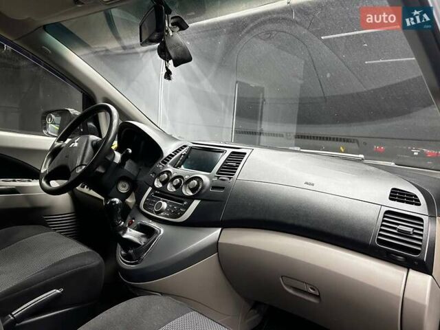 Серый Мицубиси Грандис, объемом двигателя 2.38 л и пробегом 274 тыс. км за 8300 $, фото 8 на Automoto.ua