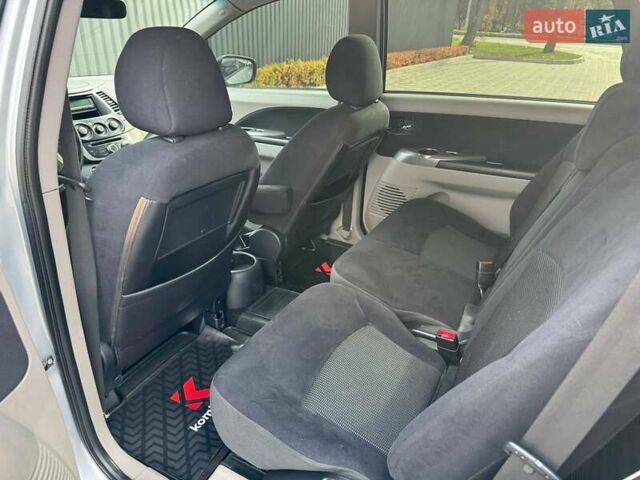 Сірий Міцубісі Грандіс, об'ємом двигуна 2.4 л та пробігом 190 тис. км за 7099 $, фото 17 на Automoto.ua