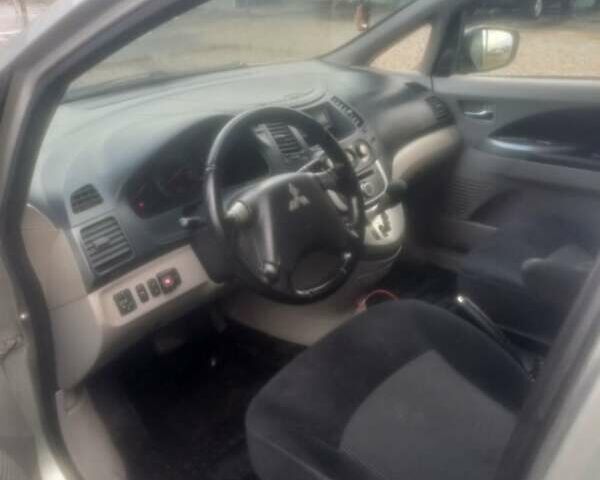 Серый Мицубиси Грандис, объемом двигателя 2.38 л и пробегом 260 тыс. км за 5700 $, фото 3 на Automoto.ua