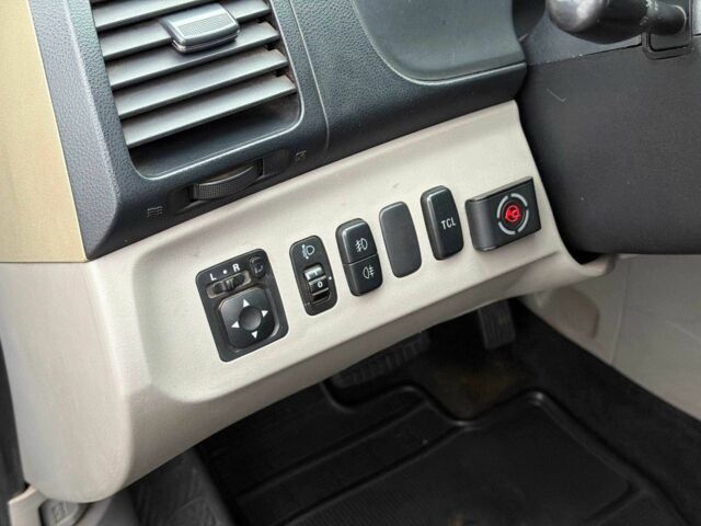 Серый Мицубиси Грандис, объемом двигателя 2.4 л и пробегом 220 тыс. км за 5700 $, фото 13 на Automoto.ua