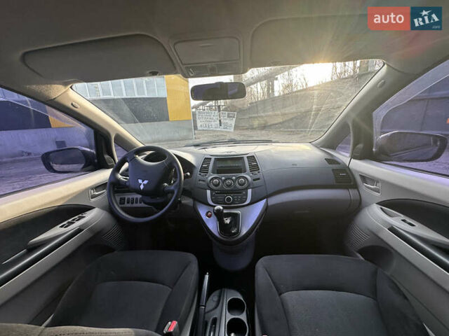 Сірий Міцубісі Грандіс, об'ємом двигуна 2.38 л та пробігом 207 тис. км за 6700 $, фото 27 на Automoto.ua