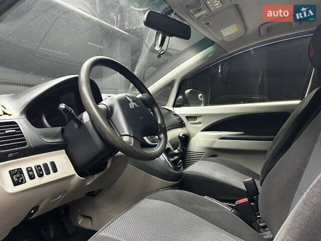 Серый Мицубиси Грандис, объемом двигателя 2.38 л и пробегом 274 тыс. км за 8300 $, фото 19 на Automoto.ua