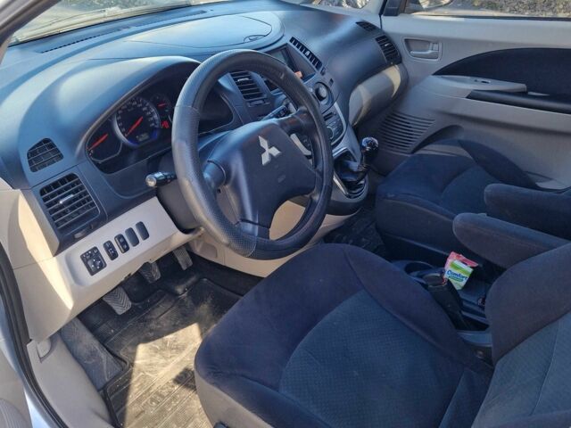 Серый Мицубиси Грандис, объемом двигателя 2.4 л и пробегом 182 тыс. км за 6500 $, фото 9 на Automoto.ua