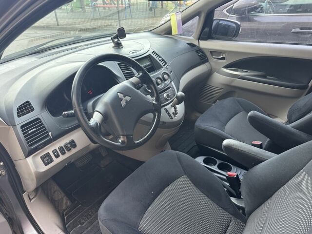 Серый Мицубиси Грандис, объемом двигателя 2.4 л и пробегом 191 тыс. км за 6865 $, фото 5 на Automoto.ua