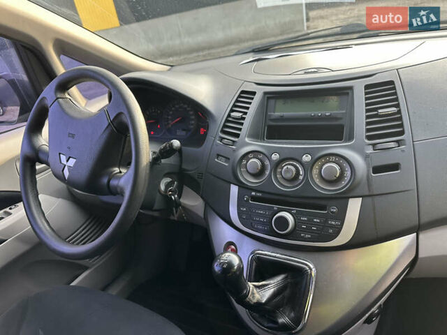 Сірий Міцубісі Грандіс, об'ємом двигуна 2.38 л та пробігом 207 тис. км за 6700 $, фото 32 на Automoto.ua