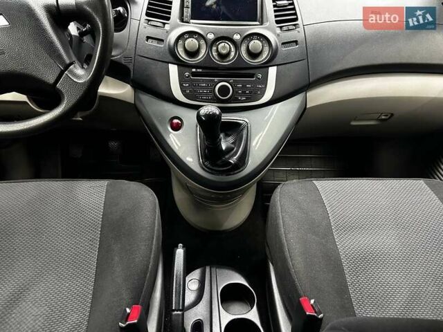 Серый Мицубиси Грандис, объемом двигателя 2.38 л и пробегом 274 тыс. км за 8300 $, фото 11 на Automoto.ua