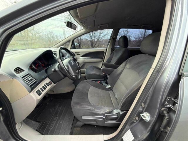 Серый Мицубиси Грандис, объемом двигателя 2.4 л и пробегом 220 тыс. км за 5700 $, фото 10 на Automoto.ua