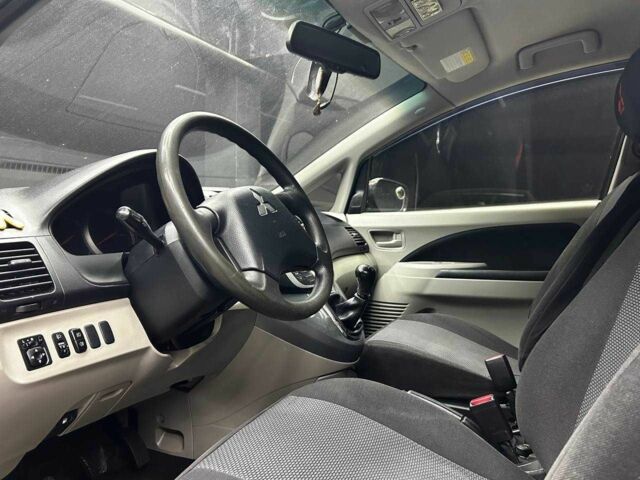 Сірий Міцубісі Грандіс, об'ємом двигуна 2.4 л та пробігом 274 тис. км за 8300 $, фото 19 на Automoto.ua