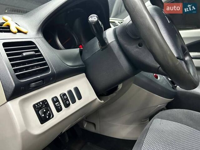 Серый Мицубиси Грандис, объемом двигателя 2.38 л и пробегом 274 тыс. км за 8300 $, фото 20 на Automoto.ua