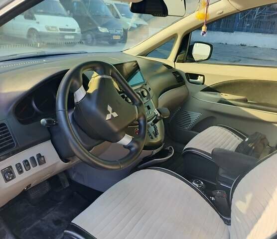 Сірий Міцубісі Грандіс, об'ємом двигуна 2.4 л та пробігом 250 тис. км за 6700 $, фото 1 на Automoto.ua