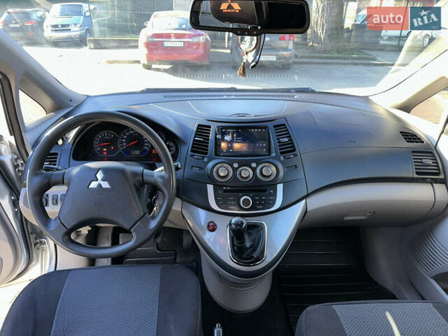 Серый Мицубиси Грандис, объемом двигателя 2.4 л и пробегом 276 тыс. км за 6800 $, фото 19 на Automoto.ua