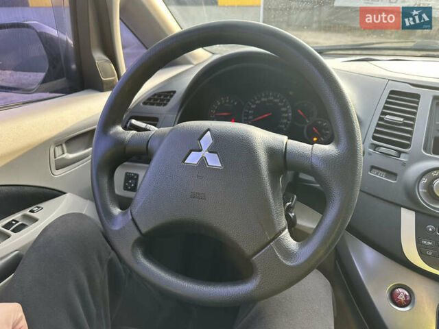Сірий Міцубісі Грандіс, об'ємом двигуна 2.38 л та пробігом 207 тис. км за 6700 $, фото 35 на Automoto.ua