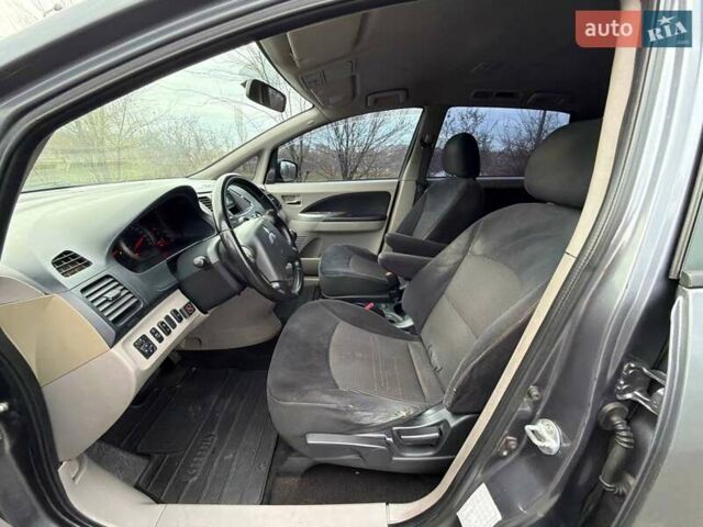 Серый Мицубиси Грандис, объемом двигателя 2.38 л и пробегом 220 тыс. км за 5700 $, фото 30 на Automoto.ua