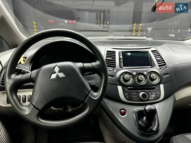 Серый Мицубиси Грандис, объемом двигателя 2.38 л и пробегом 274 тыс. км за 8300 $, фото 13 на Automoto.ua