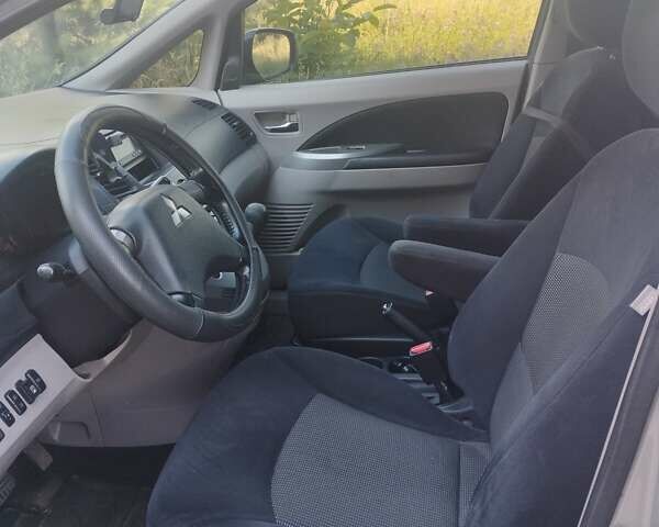 Серый Мицубиси Грандис, объемом двигателя 2.4 л и пробегом 363 тыс. км за 6100 $, фото 5 на Automoto.ua