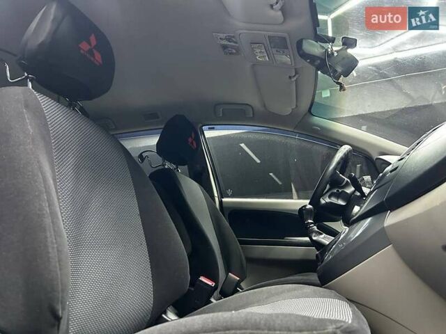 Серый Мицубиси Грандис, объемом двигателя 2.38 л и пробегом 274 тыс. км за 8300 $, фото 6 на Automoto.ua