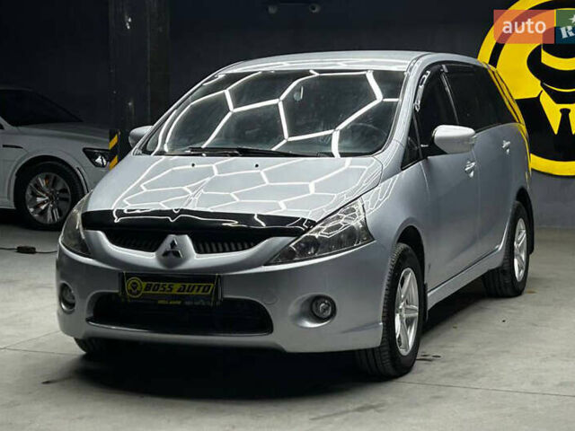 Серый Мицубиси Грандис, объемом двигателя 2.38 л и пробегом 274 тыс. км за 8300 $, фото 2 на Automoto.ua