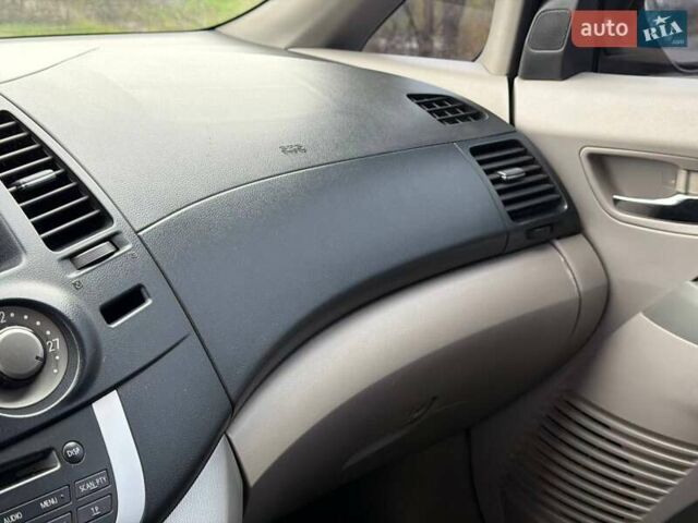 Серый Мицубиси Грандис, объемом двигателя 2.38 л и пробегом 220 тыс. км за 5700 $, фото 49 на Automoto.ua