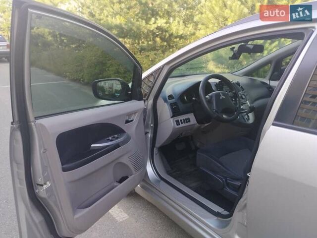Серый Мицубиси Грандис, объемом двигателя 2.4 л и пробегом 363 тыс. км за 6100 $, фото 4 на Automoto.ua