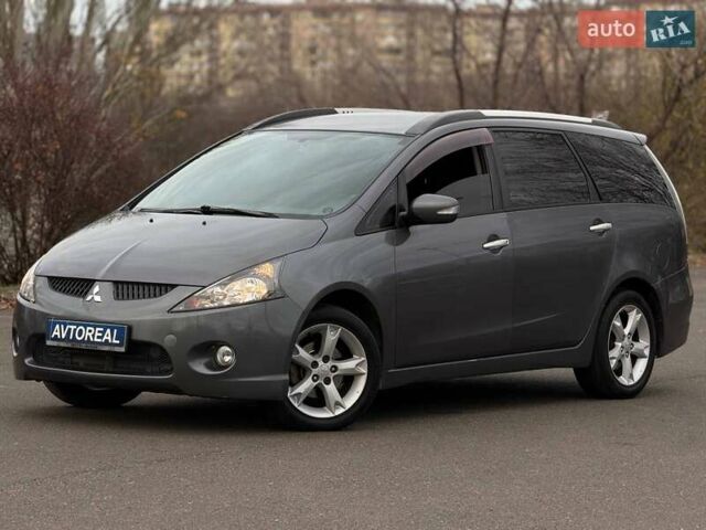 Серый Мицубиси Грандис, объемом двигателя 2.38 л и пробегом 220 тыс. км за 5700 $, фото 1 на Automoto.ua