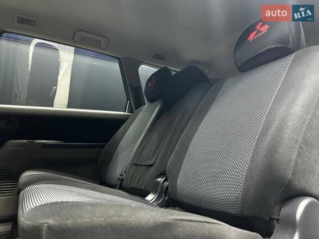 Серый Мицубиси Грандис, объемом двигателя 2.38 л и пробегом 274 тыс. км за 8300 $, фото 16 на Automoto.ua