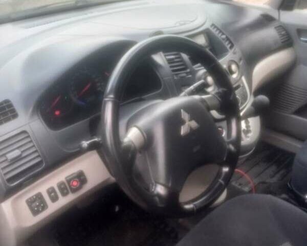 Серый Мицубиси Грандис, объемом двигателя 2.38 л и пробегом 260 тыс. км за 5700 $, фото 4 на Automoto.ua