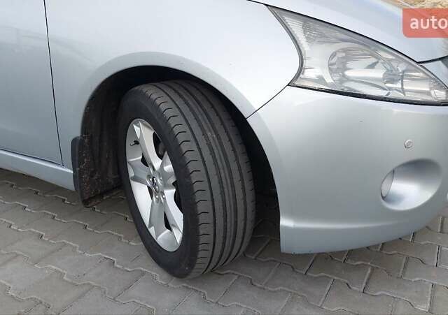 Сірий Міцубісі Грандіс, об'ємом двигуна 2.38 л та пробігом 296 тис. км за 7000 $, фото 2 на Automoto.ua