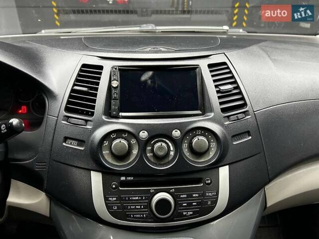 Серый Мицубиси Грандис, объемом двигателя 2.38 л и пробегом 274 тыс. км за 8300 $, фото 12 на Automoto.ua