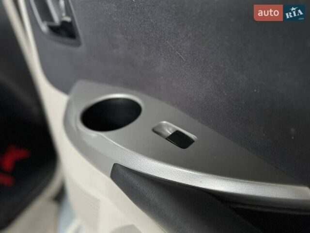 Серый Мицубиси Грандис, объемом двигателя 2.4 л и пробегом 190 тыс. км за 7099 $, фото 22 на Automoto.ua