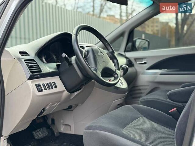 Серый Мицубиси Грандис, объемом двигателя 2.4 л и пробегом 190 тыс. км за 7099 $, фото 13 на Automoto.ua
