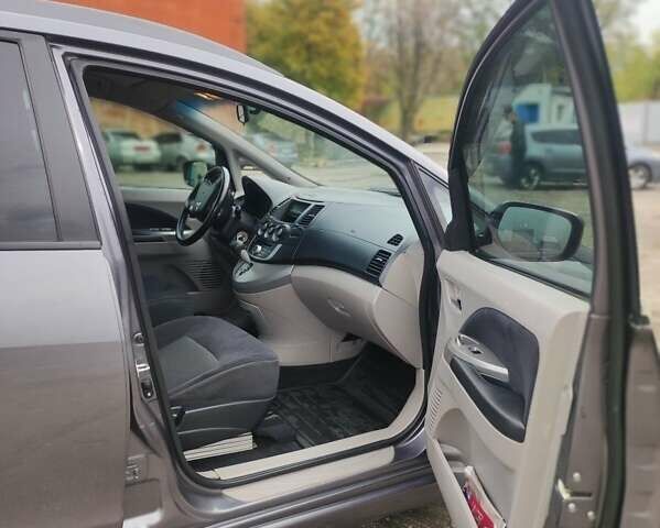 Серый Мицубиси Грандис, объемом двигателя 2.4 л и пробегом 180 тыс. км за 7500 $, фото 4 на Automoto.ua