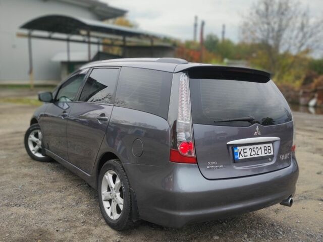 Серый Мицубиси Грандис, объемом двигателя 2.4 л и пробегом 180 тыс. км за 7500 $, фото 2 на Automoto.ua