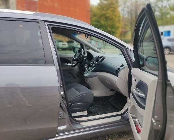 Серый Мицубиси Грандис, объемом двигателя 2.4 л и пробегом 180 тыс. км за 7500 $, фото 3 на Automoto.ua