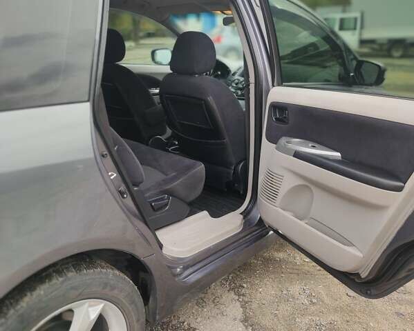 Серый Мицубиси Грандис, объемом двигателя 2.4 л и пробегом 180 тыс. км за 7500 $, фото 5 на Automoto.ua