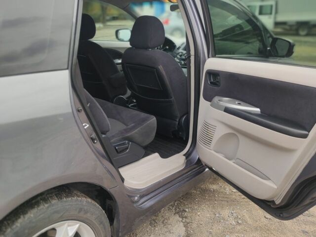 Серый Мицубиси Грандис, объемом двигателя 2.4 л и пробегом 180 тыс. км за 7500 $, фото 6 на Automoto.ua