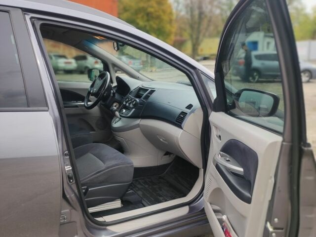 Серый Мицубиси Грандис, объемом двигателя 2.4 л и пробегом 180 тыс. км за 7500 $, фото 5 на Automoto.ua