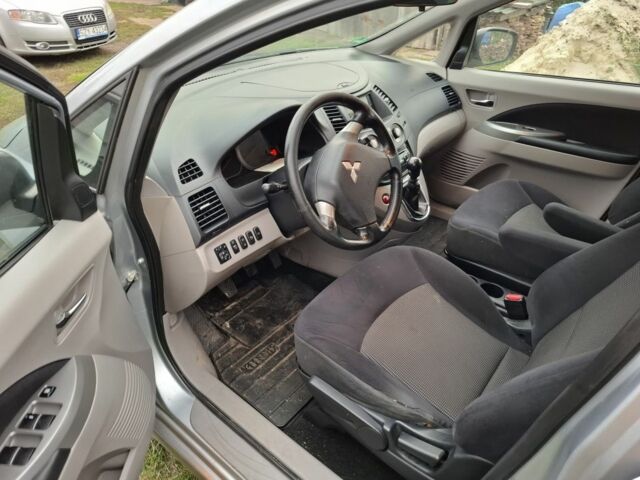 Сірий Міцубісі Грандіс, об'ємом двигуна 2 л та пробігом 237 тис. км за 3500 $, фото 5 на Automoto.ua