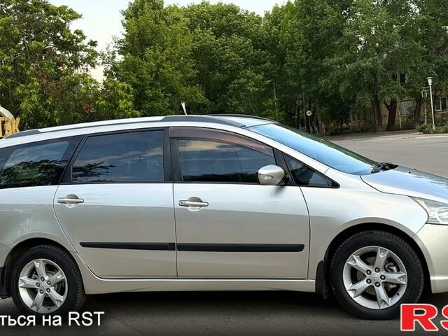 Серый Мицубиси Грандис, объемом двигателя 2.4 л и пробегом 93 тыс. км за 8800 $, фото 1 на Automoto.ua