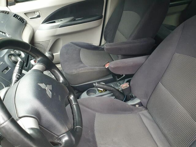 Серый Мицубиси Грандис, объемом двигателя 2.4 л и пробегом 220 тыс. км за 6000 $, фото 5 на Automoto.ua