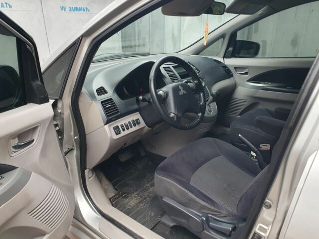 Серый Мицубиси Грандис, объемом двигателя 2.4 л и пробегом 220 тыс. км за 6000 $, фото 3 на Automoto.ua