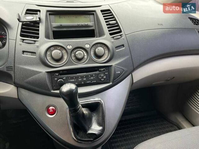 Синий Мицубиси Грандис, объемом двигателя 2.4 л и пробегом 266 тыс. км за 5200 $, фото 3 на Automoto.ua